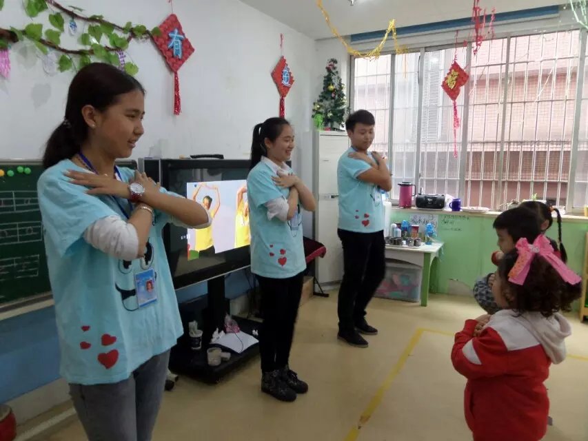 志愿者正教孩子们舞蹈