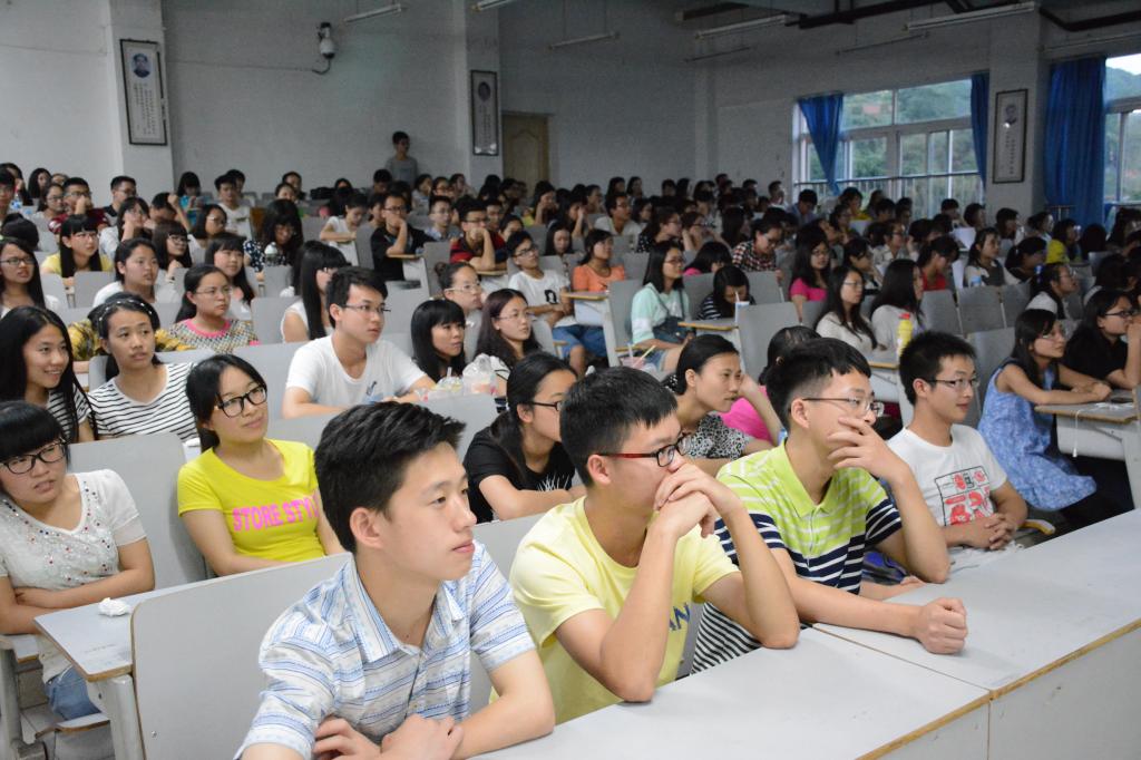 同学们认真观看电影