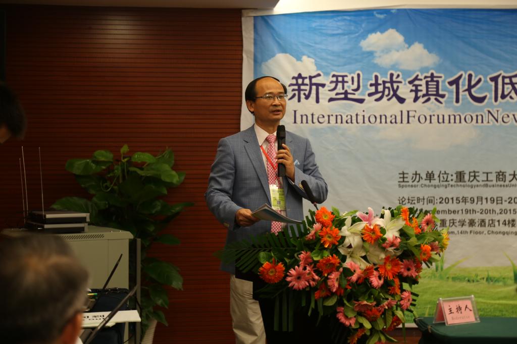太阳成集团管理学院经理梅洪常教授主持论坛